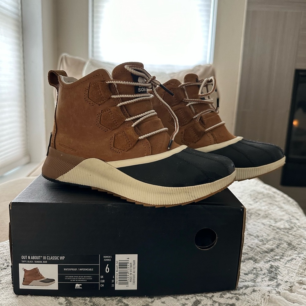 Sorel Out N About III Clasic Boot - Size 6 - Comes in box